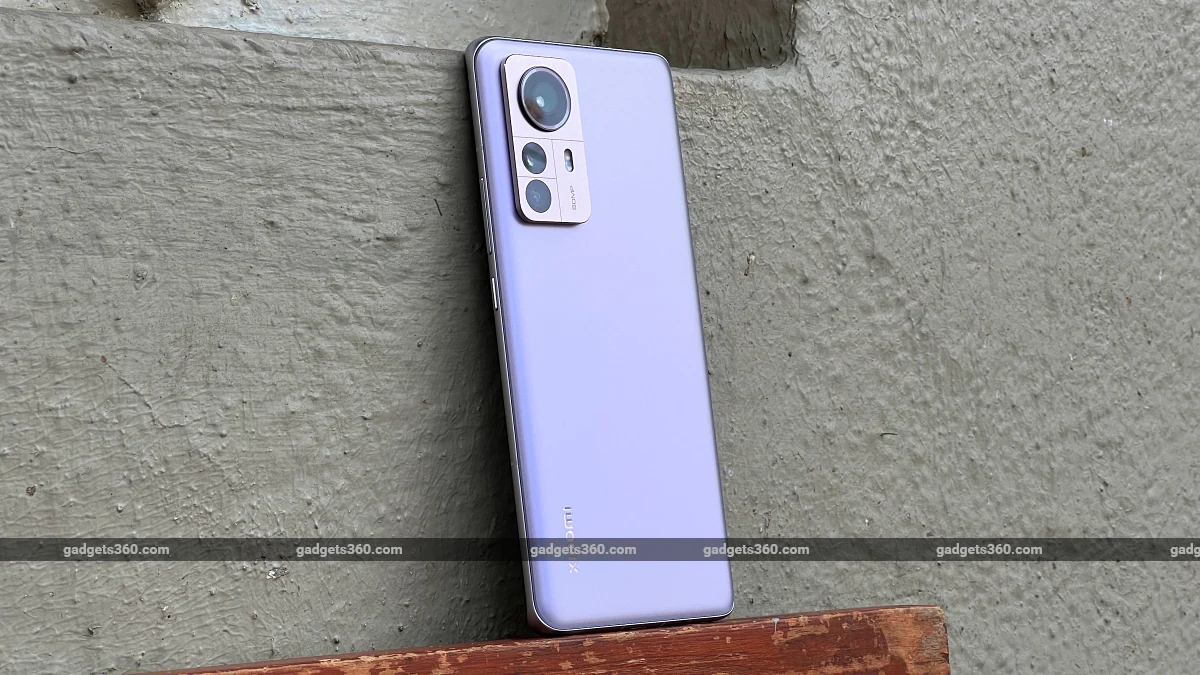 Read more about the article Kesan Pertama Xiaomi 12 Pro: Smartphone Premium yang Ramping dan Bergaya