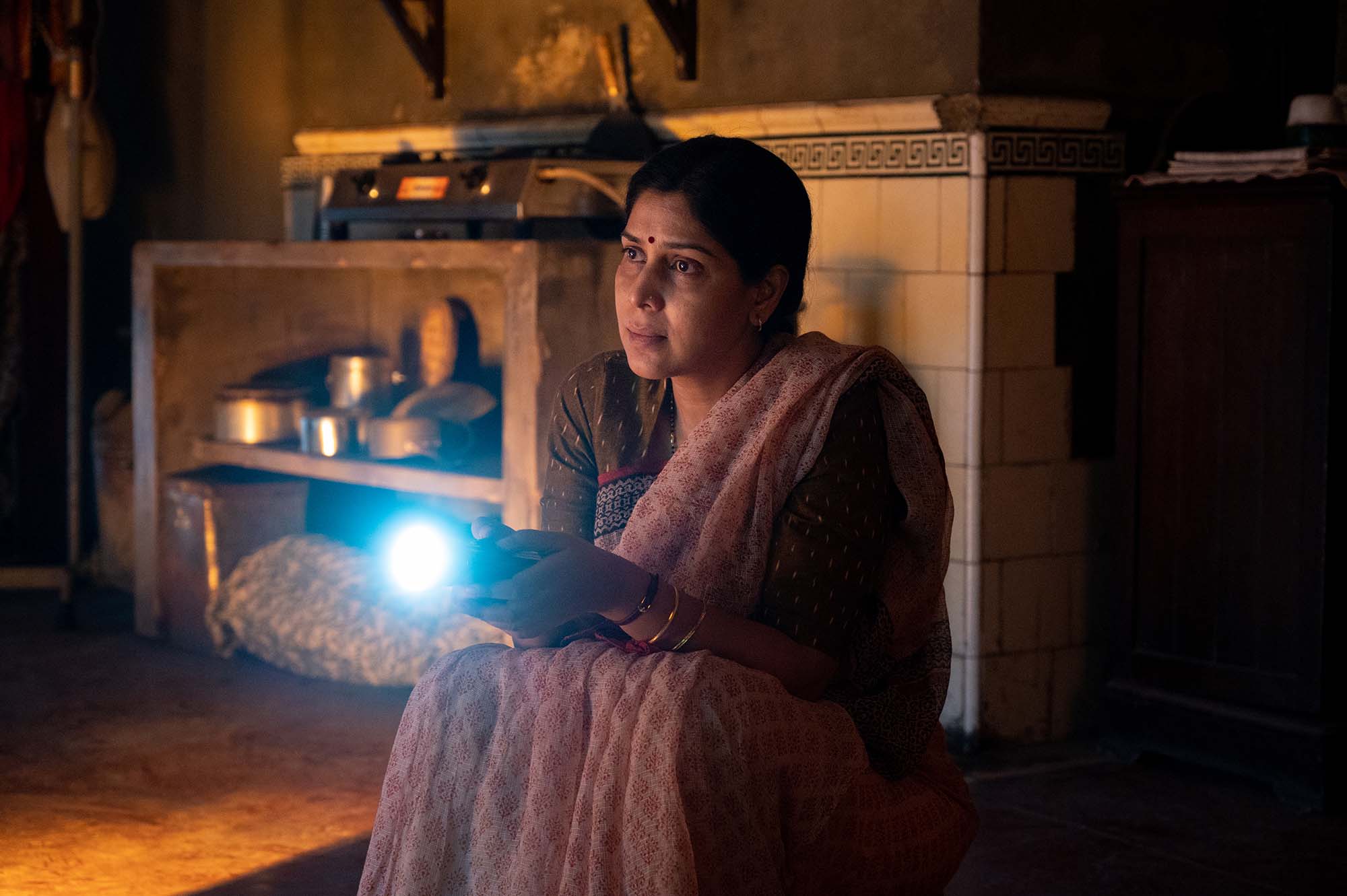 Read more about the article Ulasan Mai: Sakshi Tanwar, Pembalas yang Tidak Meyakinkan di Seri Web Netflix yang Kehilangan Plotnya