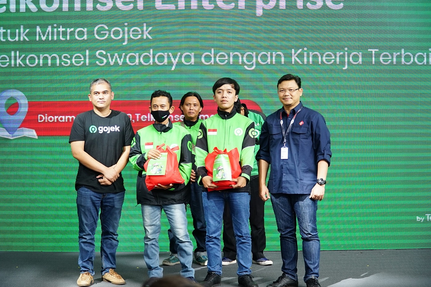 Read more about the article Rutin Beli Paket Internet Swadaya, 250 Pengemudi Transportasi Online Gojek Terima Paket Sembako dari Telkomsel